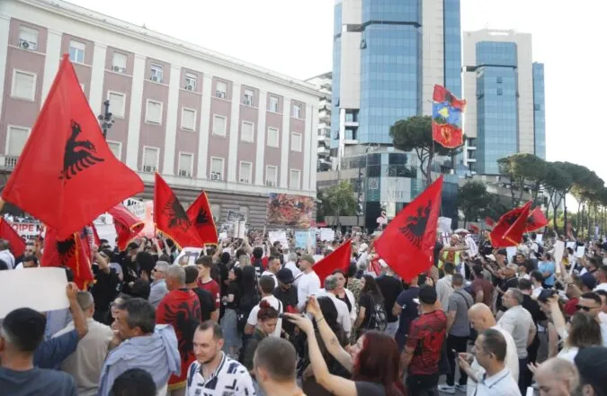 Mijëra qytetarë protestë në Tiranë, thirrje kundër Ramës