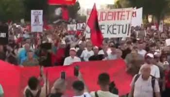 Mijëra qytetarë protestojnë para Kryeministrisë