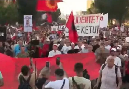 Mijëra qytetarë protestojnë para Kryeministrisë