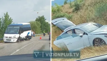 Mikrobuzi i turistëve përplaset me një makinë në Gjirokastër, dy të lënduar