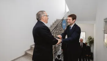 Ministri Ferit Hoxha vijon takimet në Kosovë, pritet nga kreu i PDK-së Bedri Hamza