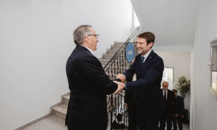 Ministri Ferit Hoxha vijon takimet në Kosovë, pritet nga kreu i PDK-së Bedri Hamza