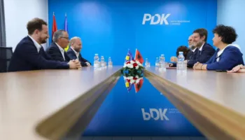 Ministri Hoxha takim me kryetarin e PDK: Nënvizuam rëndësinë e konstituimit sa më të shpejtë të institucioneve të reja