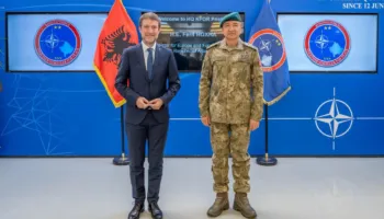 Ministri Hoxha takohet me komandantin e KFOR-it: Siguria e Kosovës është e pandashme nga ajo e Shqipërisë
