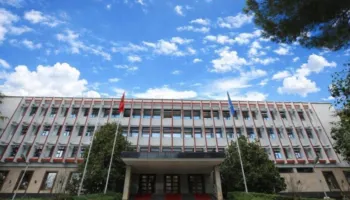 Ministria e Jashtme: Flamuri i Izraelit u përdhos nga protestues të maskuar