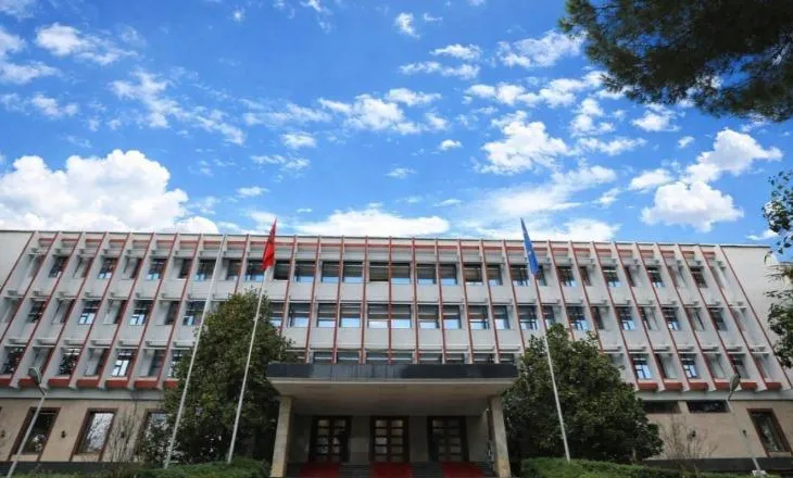 Ministria e Jashtme: Flamuri i Izraelit u përdhos nga protestues të maskuar