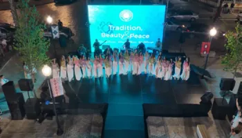 “Miss Shqipëria” ndalet në Kavajë, vajzat e konkursit të bukurisë marrin pjesë në çeljen e sezonit turistik