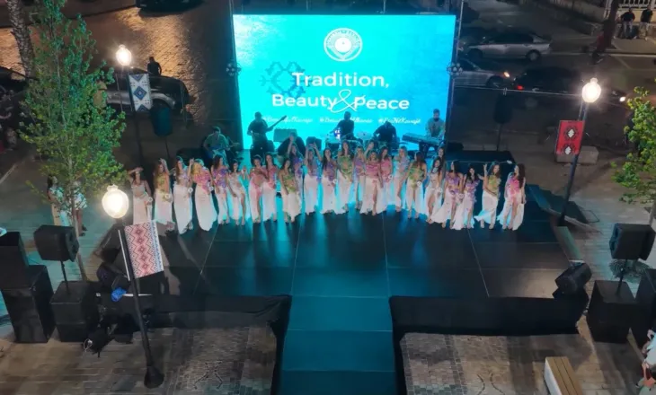 “Miss Shqipëria” ndalet në Kavajë, vajzat e konkursit të bukurisë marrin pjesë në çeljen e sezonit turistik