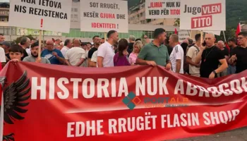 “Mjaft na nënçmuat”, sheshit Iliria në Tetovë iu vu emri Mashall Tito, shqiptarët ngrihen në protestë