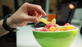 Mjekët: Heqja e sheqerit nga dietat mund të prishë funksionin e zorrëve