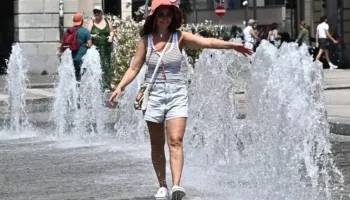 Mjekët: Temperaturat rekord paraqesin rreziqe serioze për shëndetin