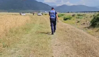 Mjeti bujqësor rrëzohet në përroin e fshatit, plagoset rëndë drejtuesi i mjetit