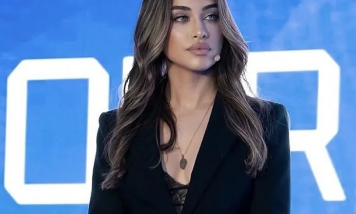 Moderatorja e Piranjave, Dojna Mema nga protesta: Kjo është beteja për Shqipërinë që ua kemi borxh fëmijëve tanë