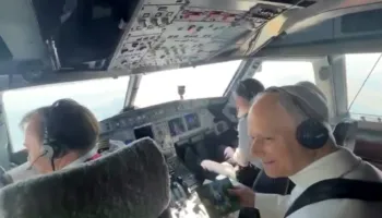 Moment simbolik, Papa Leo përshëndet pilotët gjatë fluturimit në Spanjë