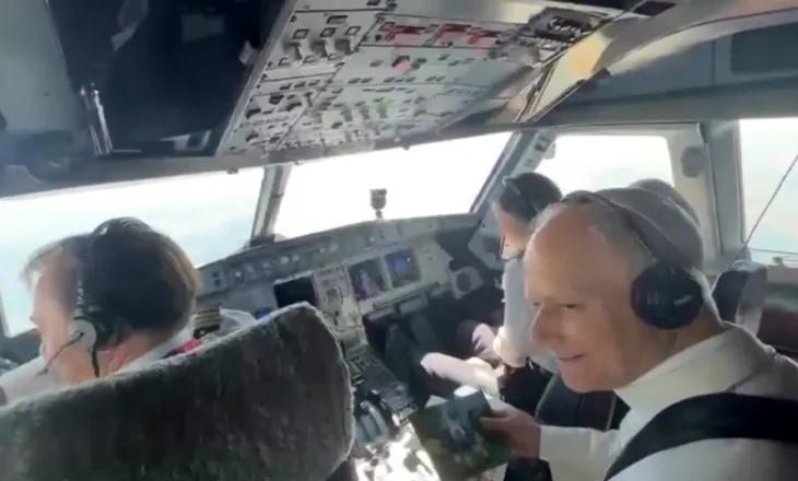 Moment simbolik, Papa Leo përshëndet pilotët gjatë fluturimit në Spanjë