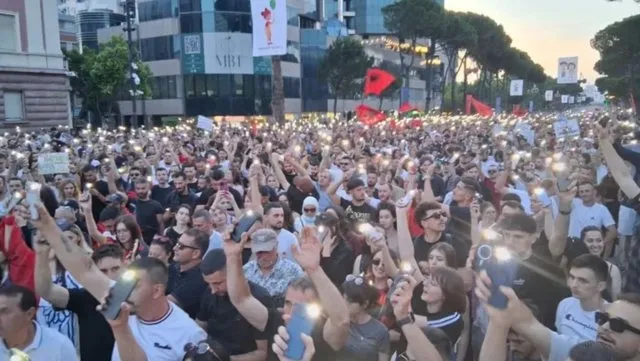 Momente paniku në Bulevard/ Humb një fëmijë, protestuesit bashkëpunojnë për gjetjen e tij