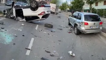 Momente paniku/ Tre automjete përfshihen zinxhir në aksident, raportohet për të plagosur