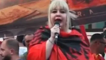 Momente të pazakonta në protestë! Apel në frëngjisht për Macron dhe fjalim nga një turist britanik (VIDEO)