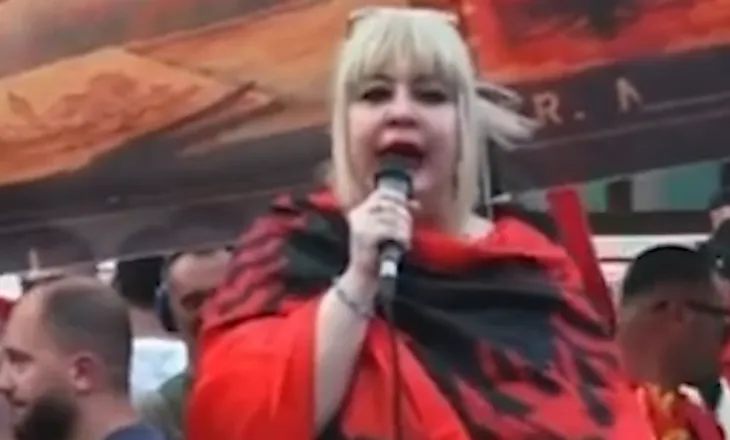 Momente të pazakonta në protestë! Apel në frëngjisht për Macron dhe fjalim nga një turist britanik (VIDEO)