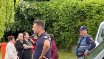 Momenti prekës/ Familjarë e policë shpërthejnë në lot për plagosjen e efektivit në Maliq