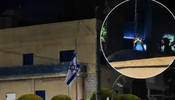 Momenti-Protestuesit heqin flamurin te Ambasada Izraelite, Ministria e Jashtme: Akt i turpshëm
