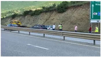 Morinë–Kukës/ 43-vjeçarja përplaset me trafikndarësen; shkakton një tjetër aksident në kahun e kundërt