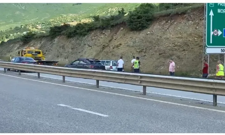 Morinë–Kukës/ 43-vjeçarja përplaset me trafikndarësen; shkakton një tjetër aksident në kahun e kundërt