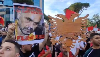 Mos e detyro turmën të humbasë kontrollin’/ Qytetari në podium: T’i japim zemër policisë të thyejnë frikën