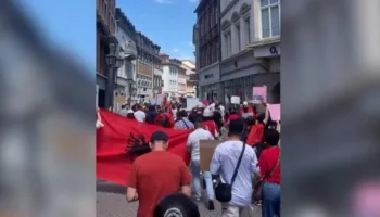 ‘Mos e shit vendin’, qindra shqiptarë protestojnë në Heidelberg të Gjermanisë kundër ndërtimit të resortit në Zvërnec