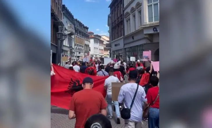 ‘Mos e shit vendin’, qindra shqiptarë protestojnë në Heidelberg të Gjermanisë kundër ndërtimit të resortit në Zvërnec