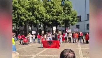 “Mos e shit vendin”, qindra shqiptarë protestojnë në Heidelberg të Gjermanisë