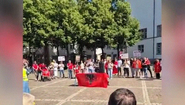 “Mos e shit vendin”, qindra shqiptarë protestojnë në Heidelberg të Gjermanisë