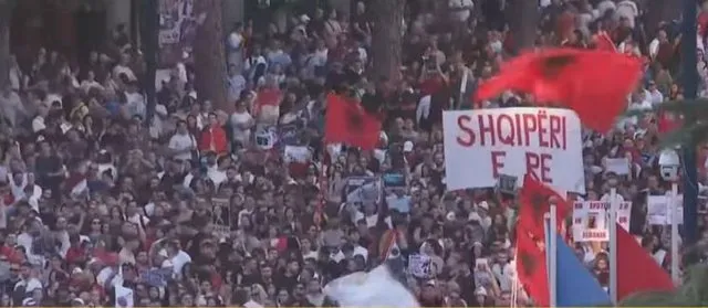 “Mos guxo ta çosh në konflikt civil”/ Qytetarët mesazh Ramës: E dimë që ke futur patronazhistë!
