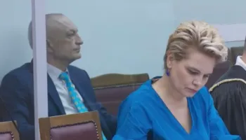 “Mos u merr me llafe grash”, plas sherri në seancë mes Kryemadhit dhe Metës, ish-deputetja: Nuk e duroj dot më, dhe babai im të çohet nga varri