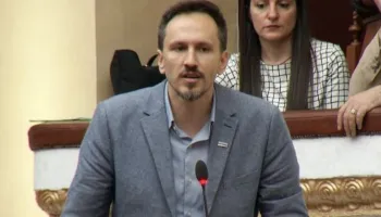 “Mos vazhdoni me teatrin patetik”/ Kuvend, Muçi: Qeveri e krimbur, dhe kalbur nga korrupsioni