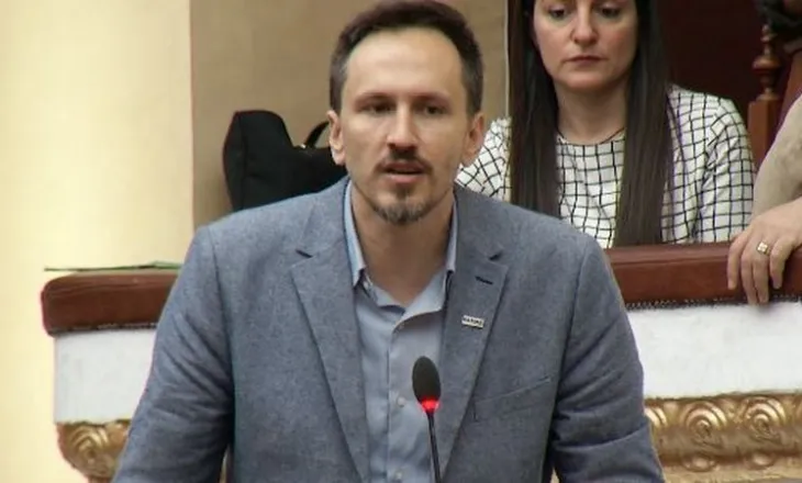 “Mos vazhdoni me teatrin patetik”/ Kuvend, Muçi: Qeveri e krimbur, dhe kalbur nga korrupsioni