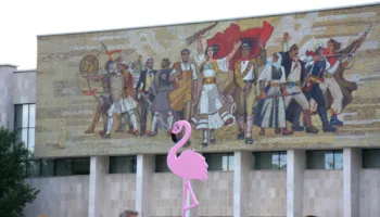 Mosbesimi dhe teoritë e komplotit janë litari që na la jashtë komunizmi