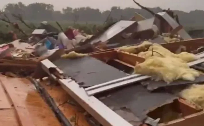 Mot ekstrem në SHBA, tornadoja merr gjithçka para