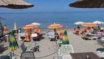 Mot i kthjellët dhe temperatura të larta, vendas dhe të huaj mbushin bregdetin e Durrësit
