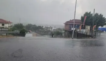 Moti bën ‘kthesën’ e papritur në Elbasan/ Shiu i rrëmbyer ka përfshirë qytetin, vështirësohet qarkullimi