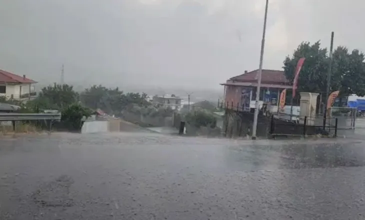 Moti bën ‘kthesën’ e papritur në Elbasan/ Shiu i rrëmbyer ka përfshirë qytetin, vështirësohet qarkullimi