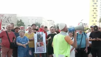 Moti i nxehtë dhe temperaturat e larta, ndryshon orari i protestës në Tiranë