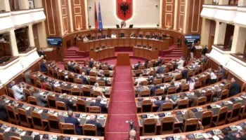 Mungesat në Kuvend u kushtojnë deputetëve mijëra lekë, zbulohen emrat e deputetëve që u penalizuan për muajin maj
