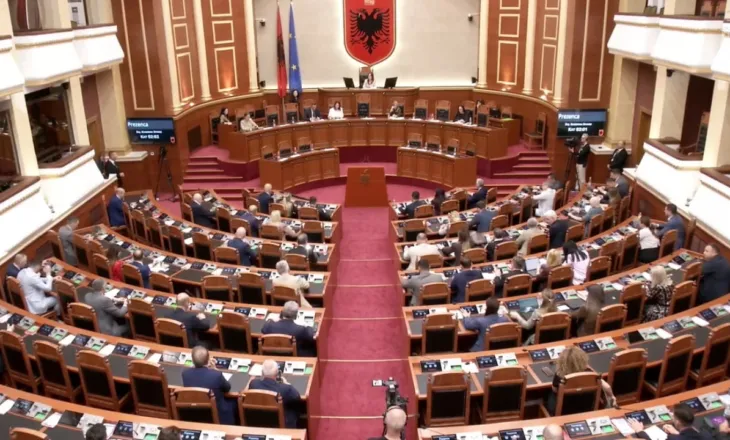 Mungesat në Kuvend u kushtojnë deputetëve mijëra lekë, zbulohen emrat e deputetëve që u penalizuan për muajin maj