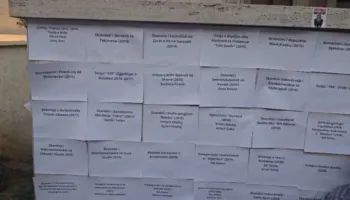 ‘Muri i skandaleve në Kryeministri’, protestuesit afishojnë akuzat për qeverinë Rama