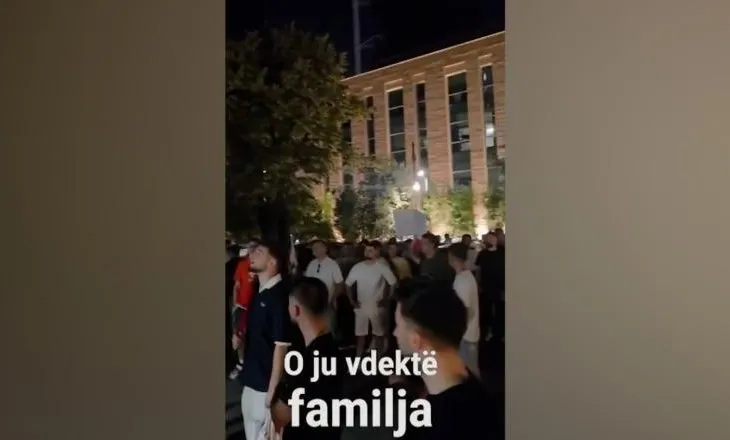 “MYSAFIRËT E PAFTUAR”/ Rama humb qetësinë, sulmon protestuesit: Çakej të Agimit të Artë, çeta kinse shqiponjash…