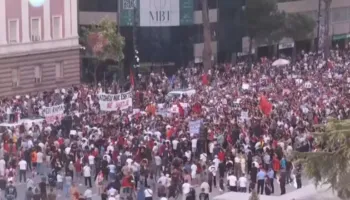 “Na kanë vjedhur, do t’i marrim të gjitha çfarë na takon”/ Vijojnë thirrjet e forta të protestueve, nga Kryeministria