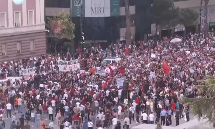 “Na kanë vjedhur, do t’i marrim të gjitha çfarë na takon”/ Vijojnë thirrjet e forta të protestueve, nga Kryeministria