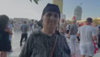 ‘Na nxorri nga banesat me dhunë në dimër’, nënë Liza sfidon Ramën: Kush janë delet, burri del para popullit nuk fshihet