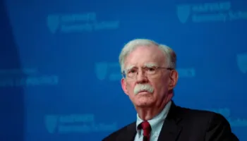 Ndau informacione të klasifikuara me vajzën dhe gruan e tij, John Bolton arrin marrëveshje me autoritetet, do pranojë fajësinë
